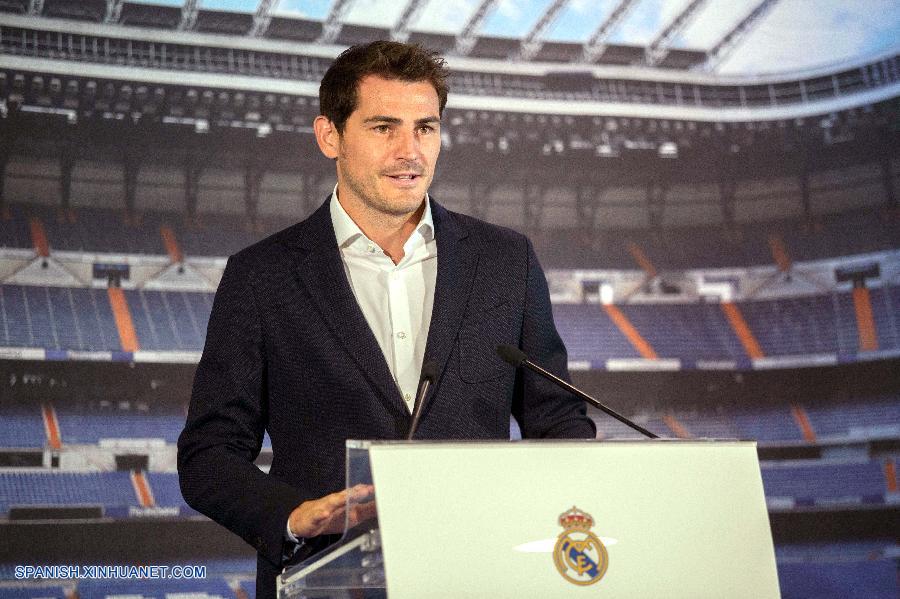El portero Iker Casillas se despidió hoy en el estadio Santiago Bernabéu de sus aficionados en una improvisada tribuna en la que el presidente del Real Madrid, Florentino Pérez, hizo una encendida defensa del jugador.