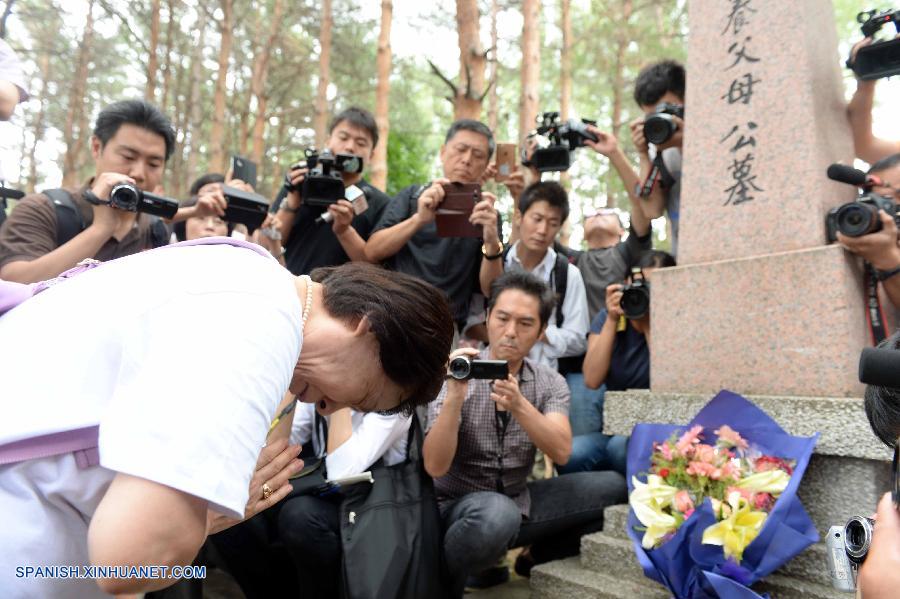 Un grupo de 54 ciudadanos japoneses, todo ellos ahora huérfanos, realizaron hoy una visita a la tumba de sus padres adoptivos chinos en el distrito de Fangzheng en la provincia nororiental china de Heilongjiang.