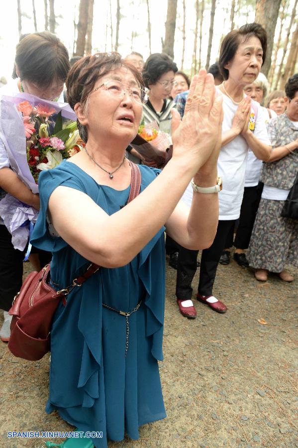 Un grupo de 54 ciudadanos japoneses, todo ellos ahora huérfanos, realizaron hoy una visita a la tumba de sus padres adoptivos chinos en el distrito de Fangzheng en la provincia nororiental china de Heilongjiang.