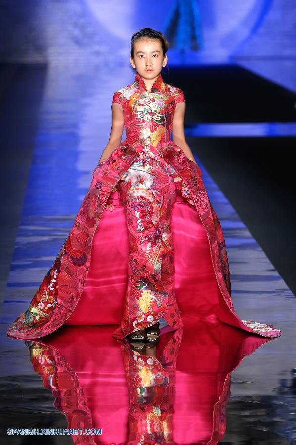 Italia: Creaciones de Laurence Xu en desfile de moda en Milán