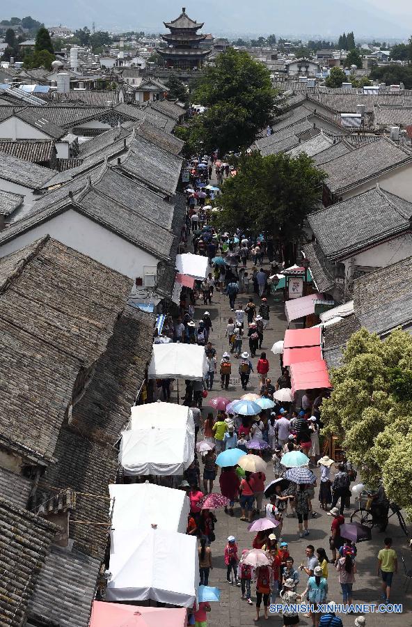 Turistas visitaron la antigua ciudad de Dali en la provincia suroccidental china de Yunnan el 13 de julio. Dali entra en su periodo pico de turismo cada verano gracias a su paisaje pintoresco, rico patrimonio cultural y su clima agradable.
