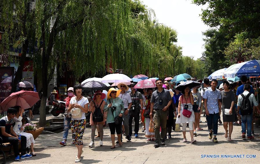 Turistas visitaron la antigua ciudad de Dali en la provincia suroccidental china de Yunnan el 13 de julio. Dali entra en su periodo pico de turismo cada verano gracias a su paisaje pintoresco, rico patrimonio cultural y su clima agradable.
