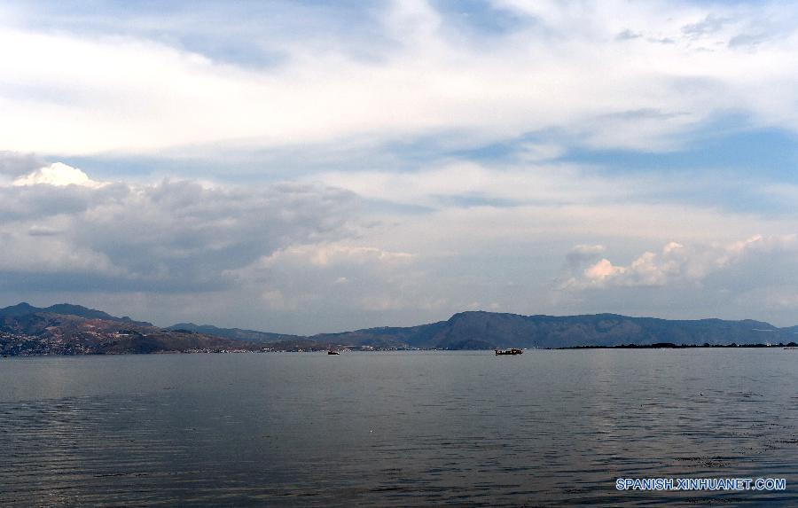 Turistas visitaron la antigua ciudad de Dali en la provincia suroccidental china de Yunnan el 13 de julio. Dali entra en su periodo pico de turismo cada verano gracias a su paisaje pintoresco, rico patrimonio cultural y su clima agradable.