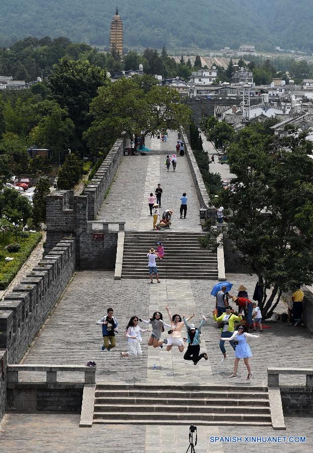 Turistas visitaron la antigua ciudad de Dali en la provincia suroccidental china de Yunnan el 13 de julio. Dali entra en su periodo pico de turismo cada verano gracias a su paisaje pintoresco, rico patrimonio cultural y su clima agradable.