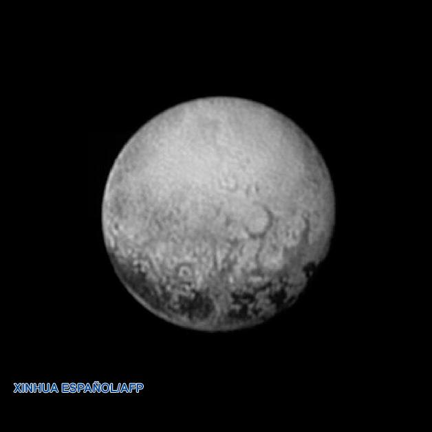 La sonda espacial 'New Horizons' de la NASA, hizo hoy el primer vuelo a unos 12.472 kilómetros (7.750 millas) sobre la superficie de Plutón, el mayor acercamiento al planeta enano a las 07:49 a.m., hora de la Costa Este (11:49 GMT) de hoy, informó la televisión de la agencia espacial estadounidense.
