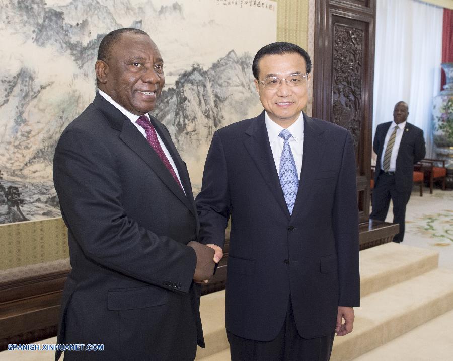 El primer ministro de China, Li Keqiang, se reunió hoy en Beijing con el vicepresidente de Sudáfrica, Cyril Ramaphosa, y prometió fortalecer la cooperación con Sudáfrica.