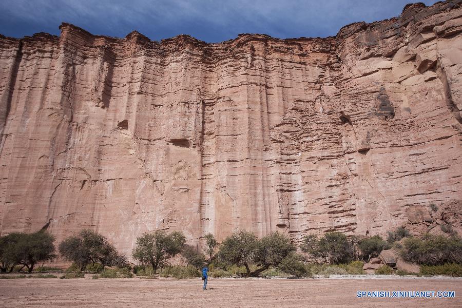La foto muestra las formaciones terrestres formadas por efectos de la erosión del viento en el parque nacional Talampaya que se ubica en el oeste de la provincia de La Rioja y fue declarado como patrimonio de la humanidad.