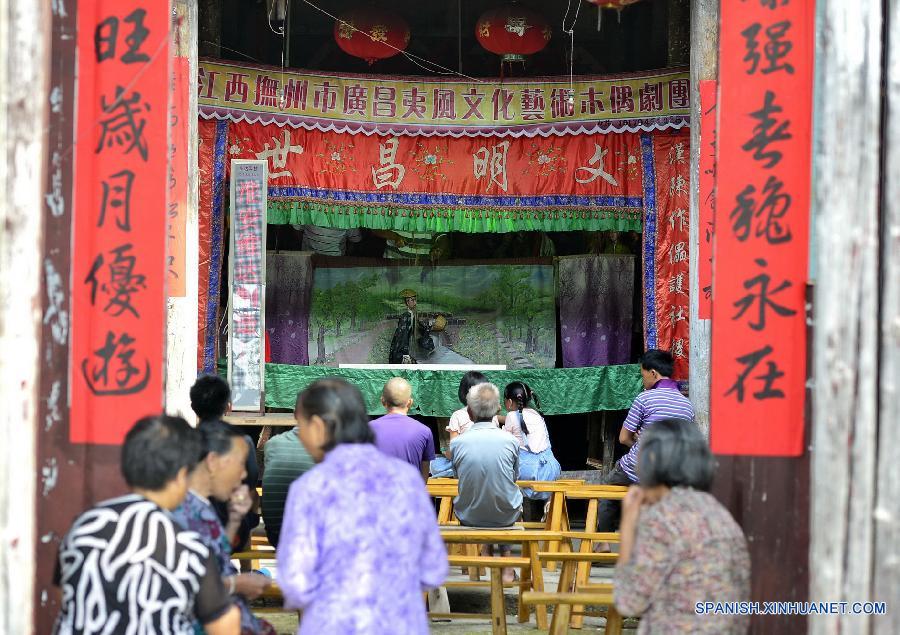 Un actor cambió maquillajes de las marionetas en una compañía de ópera  de marionetas en el municipio Tangfang, en el distrito Guangchang de la provincia oriental china de Jiangxi el 14 de julio. Actualmente en el municipio de Tangfang sólo hay una compañía  tradicional de de ópera de marionetas, que es popular entre los habitantes.