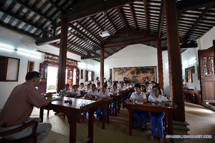 Niños estudiaron en una aula de Confucio en el templo de Confucio de Wenchang, en la provincia meridional china de Hainan. La primera aula de Confucio de Hainan que fue establecida por el gobierno local se inauguró recientemente.