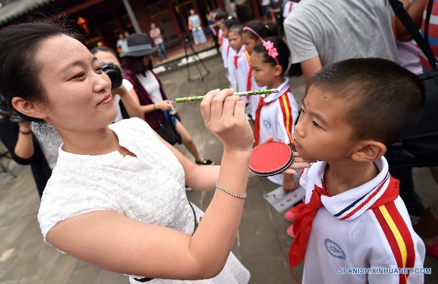 Niños estudiaron en una aula de Confucio en el templo de Confucio de Wenchang, en la provincia meridional china de Hainan. La primera aula de Confucio de Hainan que fue establecida por el gobierno local se inauguró recientemente.