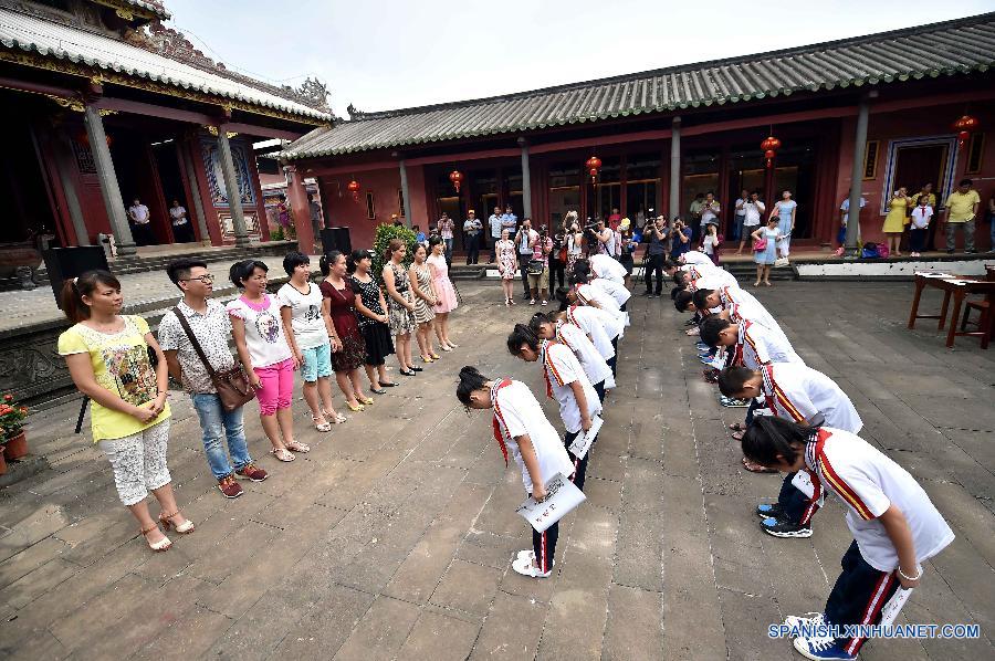 Niños estudiaron en una aula de Confucio en el templo de Confucio de Wenchang, en la provincia meridional china de Hainan. La primera aula de Confucio de Hainan que fue establecida por el gobierno local se inauguró recientemente.