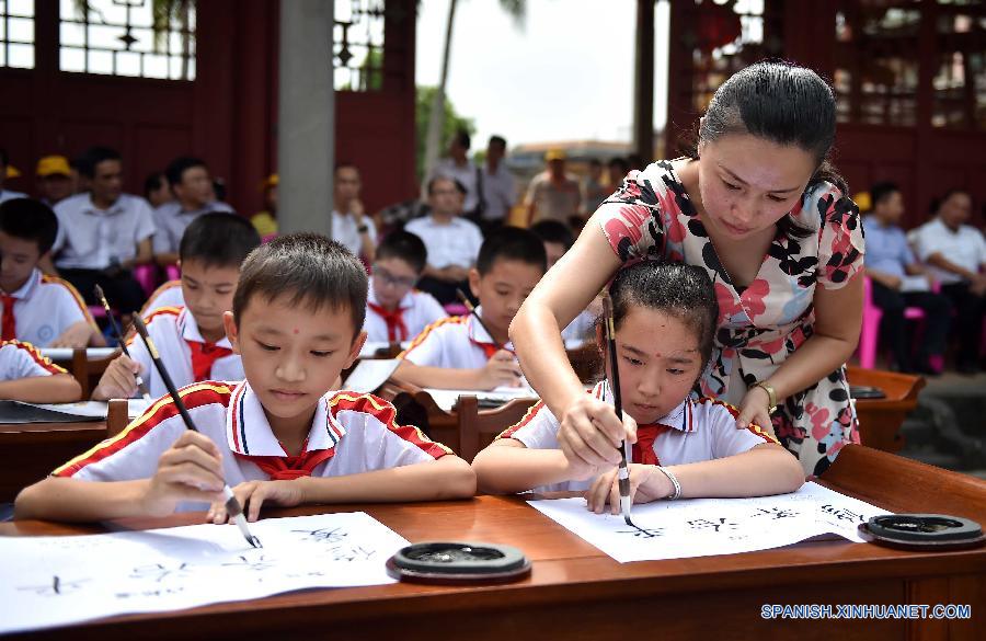 Niños estudiaron en una aula de Confucio en el templo de Confucio de Wenchang, en la provincia meridional china de Hainan. La primera aula de Confucio de Hainan que fue establecida por el gobierno local se inauguró recientemente.