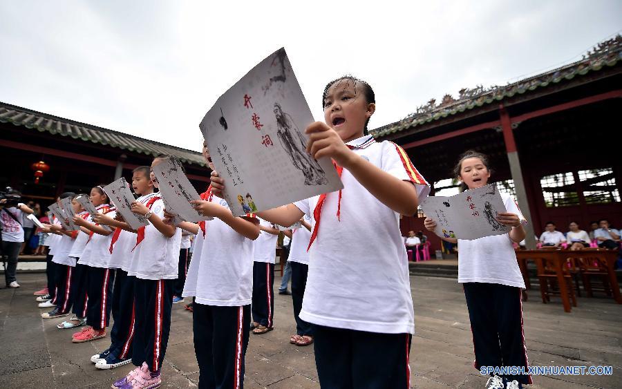 Niños estudiaron en una aula de Confucio en el templo de Confucio de Wenchang, en la provincia meridional china de Hainan. La primera aula de Confucio de Hainan que fue establecida por el gobierno local se inauguró recientemente.