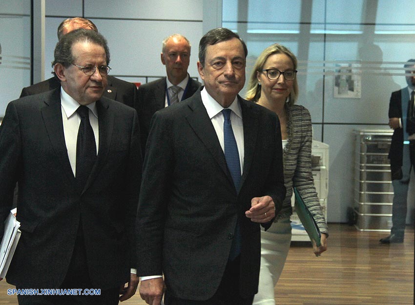 El consejo de gobierno del Banco Central Europeo (BCE) acordó hoy incrementar la asistencia de liquidez de emergencia (ALE) para los bancos de Grecia en 900 millones de euros (979 millones de dólares).