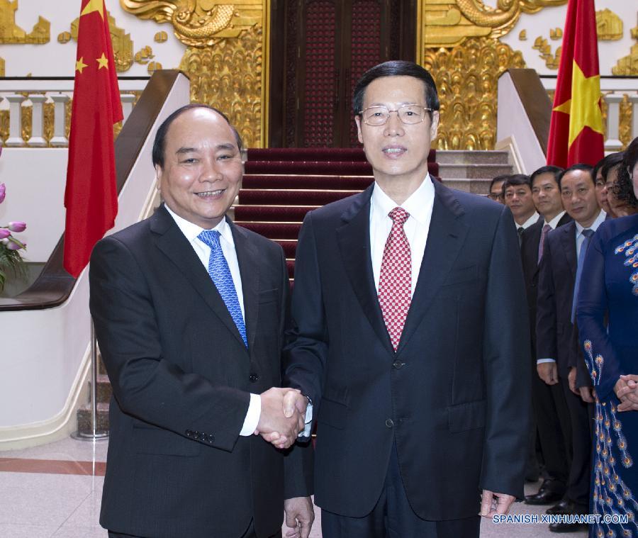 （新华网）（1）张高丽与越南政府副总理阮春福举行会谈