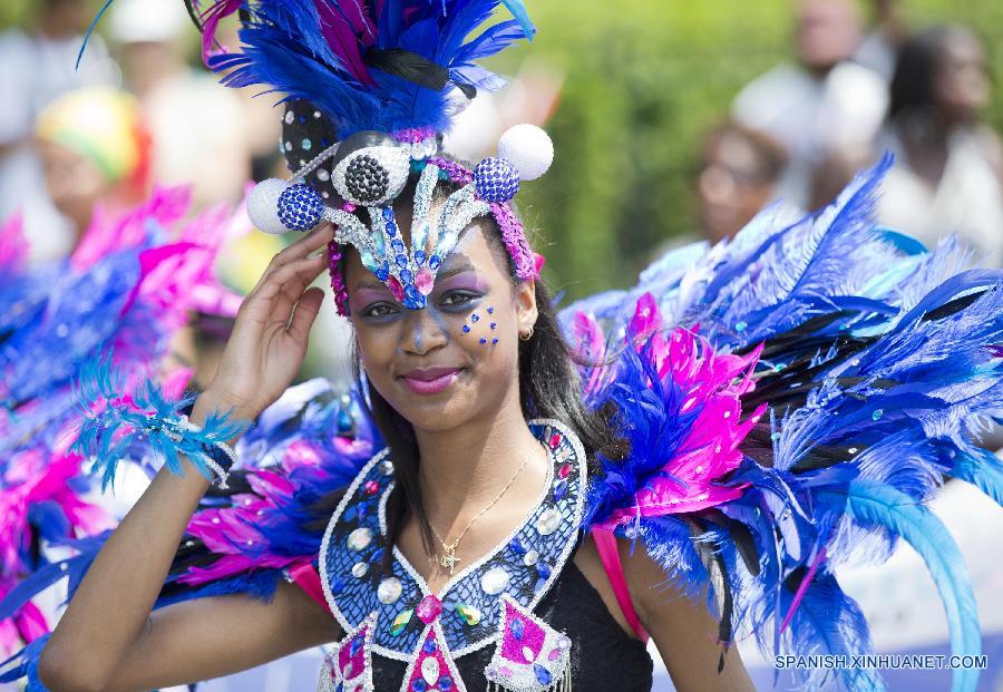Una niña posó para fotos durante el Desfile de Adolescentes en el marco del Carnaval Caribeño de Toronto 2015 el 18 de julio, al cual miles adolescentes asistieron. 