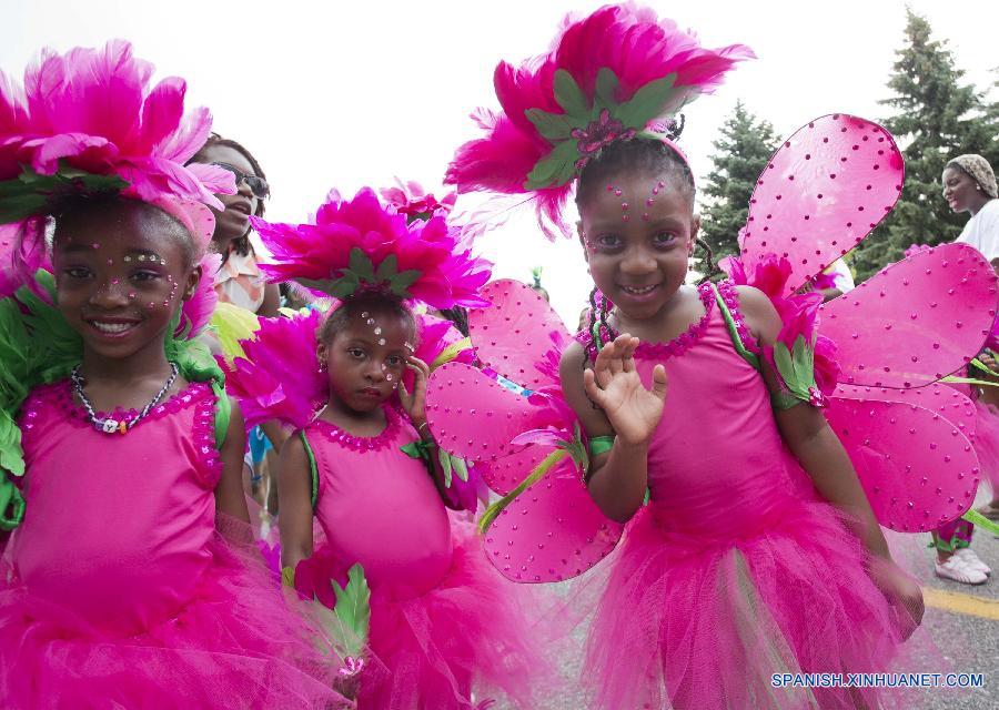 Una niña posó para fotos durante el Desfile de Adolescentes en el marco del Carnaval Caribeño de Toronto 2015 el 18 de julio, al cual miles adolescentes asistieron. 