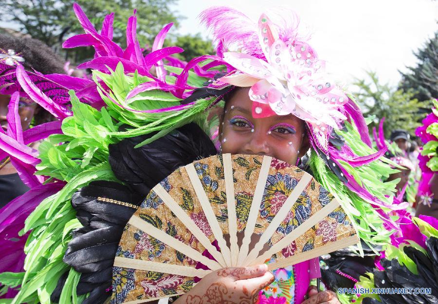 Una niña posó para fotos durante el Desfile de Adolescentes en el marco del Carnaval Caribeño de Toronto 2015 el 18 de julio, al cual miles adolescentes asistieron. 