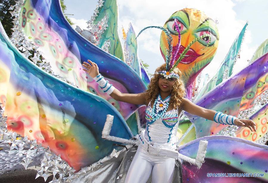 Una niña posó para fotos durante el Desfile de Adolescentes en el marco del Carnaval Caribeño de Toronto 2015 el 18 de julio, al cual miles adolescentes asistieron. 