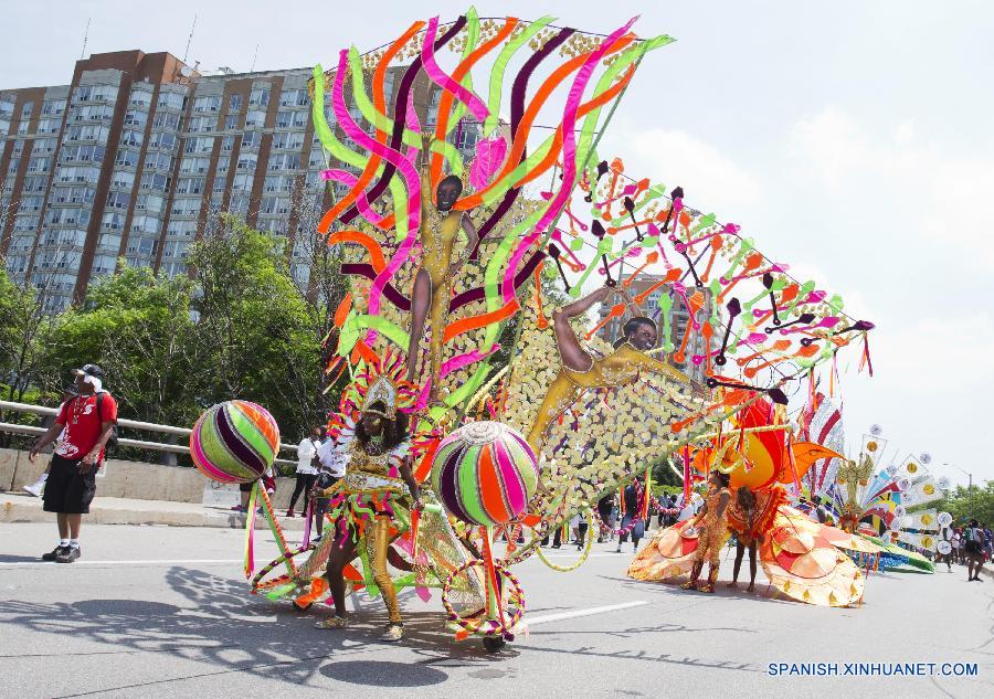 Una niña posó para fotos durante el Desfile de Adolescentes en el marco del Carnaval Caribeño de Toronto 2015 el 18 de julio, al cual miles adolescentes asistieron. 