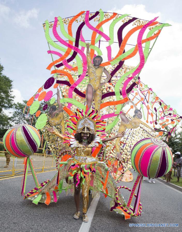 Una niña posó para fotos durante el Desfile de Adolescentes en el marco del Carnaval Caribeño de Toronto 2015 el 18 de julio, al cual miles adolescentes asistieron. 