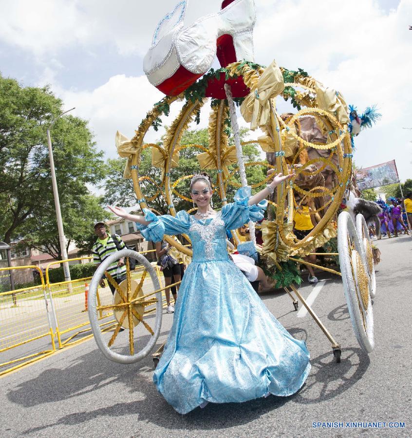 Una niña posó para fotos durante el Desfile de Adolescentes en el marco del Carnaval Caribeño de Toronto 2015 el 18 de julio, al cual miles adolescentes asistieron. 