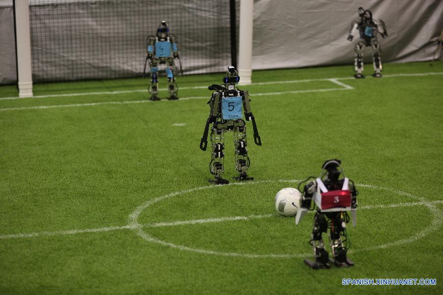Participantes de los grupos de adolescentes ajustaron sus robots en el Centro de Deportes Olímpicos en Hefei, capital de la provincia oriental china de Anhui el 18 de julio. La XVIIII Copa de Robot se inauguró el domingo, en la que más de 2000 participantes provenientes de 47 países y regiones participan.