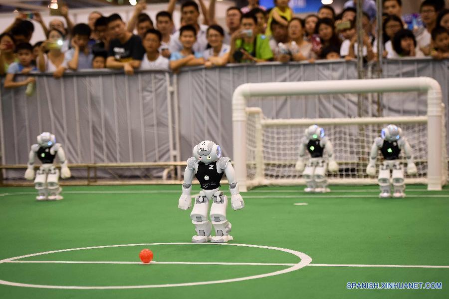 Participantes de los grupos de adolescentes ajustaron sus robots en el Centro de Deportes Olímpicos en Hefei, capital de la provincia oriental china de Anhui el 18 de julio. La XVIIII Copa de Robot se inauguró el domingo, en la que más de 2000 participantes provenientes de 47 países y regiones participan.