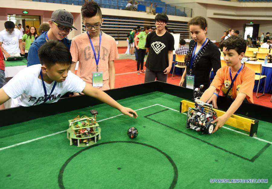 Participantes de los grupos de adolescentes ajustaron sus robots en el Centro de Deportes Olímpicos en Hefei, capital de la provincia oriental china de Anhui el 18 de julio.  La XVIIII Copa de Robot se inauguró el domingo, en la que más de 2000 participantes provenientes de 47 países y regiones participan.