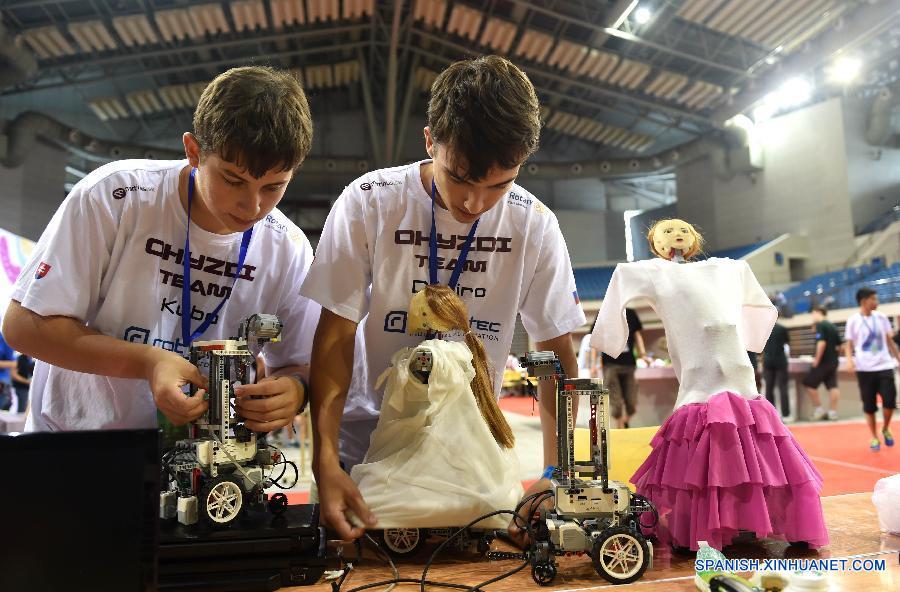 Participantes de los grupos de adolescentes ajustaron sus robots en el Centro de Deportes Olímpicos en Hefei, capital de la provincia oriental china de Anhui el 18 de julio.  La XVIIII Copa de Robot se inauguró el domingo, en la que más de 2000 participantes provenientes de 47 países y regiones participan.