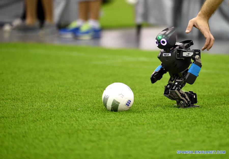 Participantes de los grupos de adolescentes ajustaron sus robots en el Centro de Deportes Olímpicos en Hefei, capital de la provincia oriental china de Anhui el 18 de julio. La XVIIII Copa de Robot se inauguró el domingo, en la que más de 2000 participantes provenientes de 47 países y regiones participan.