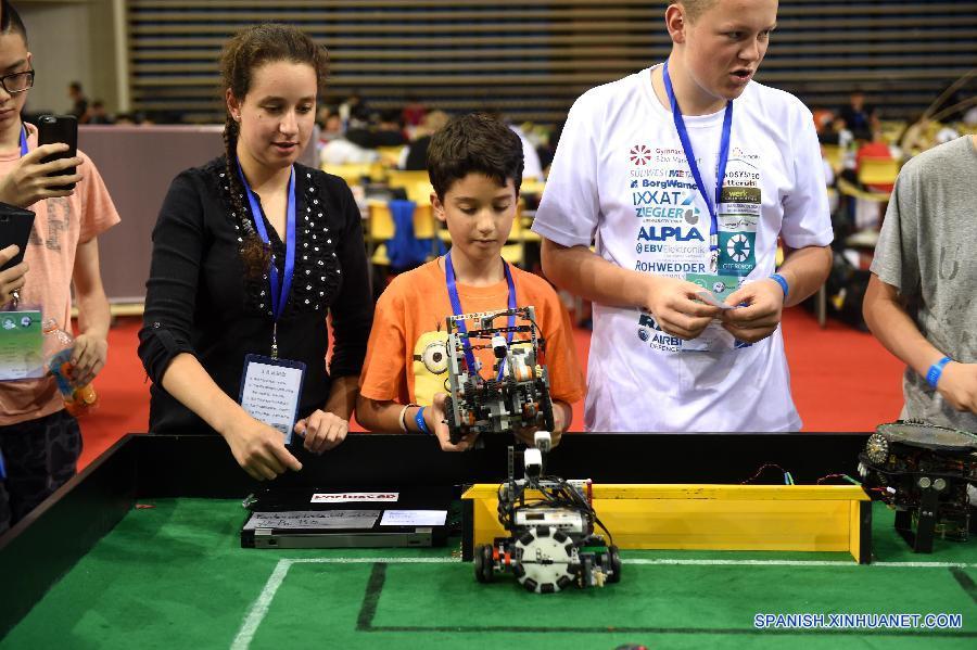 Participantes de los grupos de adolescentes ajustaron sus robots en el Centro de Deportes Olímpicos en Hefei, capital de la provincia oriental china de Anhui el 18 de julio.  La XVIIII Copa de Robot se inauguró el domingo, en la que más de 2000 participantes provenientes de 47 países y regiones participan.