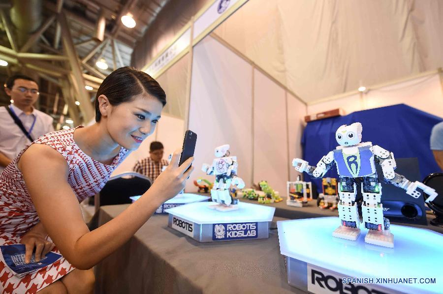 Participantes de los grupos de adolescentes ajustaron sus robots en el Centro de Deportes Olímpicos en Hefei, capital de la provincia oriental china de Anhui el 18 de julio. La XVIIII Copa de Robot se inauguró el domingo, en la que más de 2000 participantes provenientes de 47 países y regiones participan.