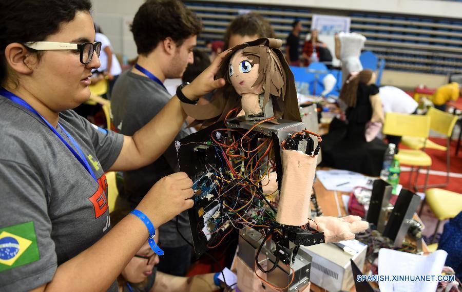 Participantes de los grupos de adolescentes ajustaron sus robots en el Centro de Deportes Olímpicos en Hefei, capital de la provincia oriental china de Anhui el 18 de julio.  La XVIIII Copa de Robot se inauguró el domingo, en la que más de 2000 participantes provenientes de 47 países y regiones participan.