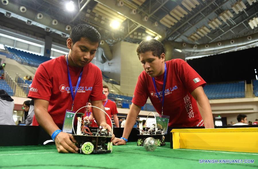 Participantes de los grupos de adolescentes ajustaron sus robots en el Centro de Deportes Olímpicos en Hefei, capital de la provincia oriental china de Anhui el 18 de julio.  La XVIIII Copa de Robot se inauguró el domingo, en la que más de 2000 participantes provenientes de 47 países y regiones participan.