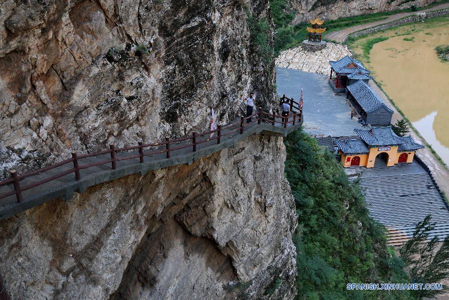 Turistas visitan antiguos templos taoístas construídos sobre acantilados del cañón del río Sanggan en el distrito Xuanhua, en la provincia norteña china de Hebei, el 20 de julio.