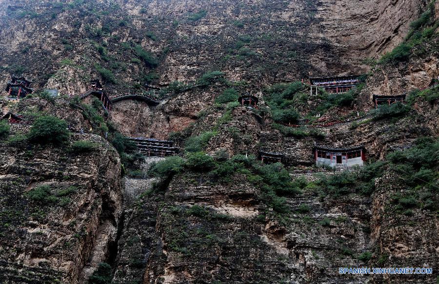 Turistas visitan antiguos templos taoístas construídos sobre acantilados del cañón del río Sanggan en el distrito Xuanhua, en la provincia norteña china de Hebei, el 20 de julio.