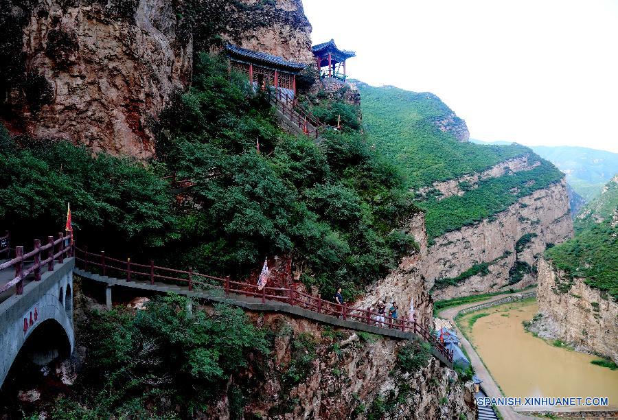 Turistas visitan antiguos templos taoístas construídos sobre acantilados del cañón del río Sanggan en el distrito Xuanhua, en la provincia norteña china de Hebei, el 20 de julio.