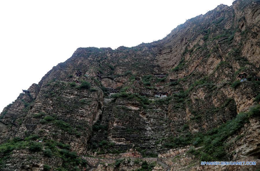 Turistas visitan antiguos templos taoístas construídos sobre acantilados del cañón del río Sanggan en el distrito Xuanhua, en la provincia norteña china de Hebei, el 20 de julio.