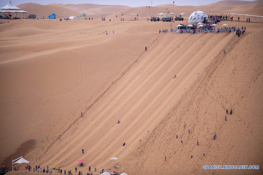 Turistas se divirtieron en el desierto Xiangshawan en Ordos, en la región autónoma de Mongolia Interior, norte de China, el 20 de julio. El área desierta Xiangshawan es uno de los dos AAAAA recursos naturales en la región.