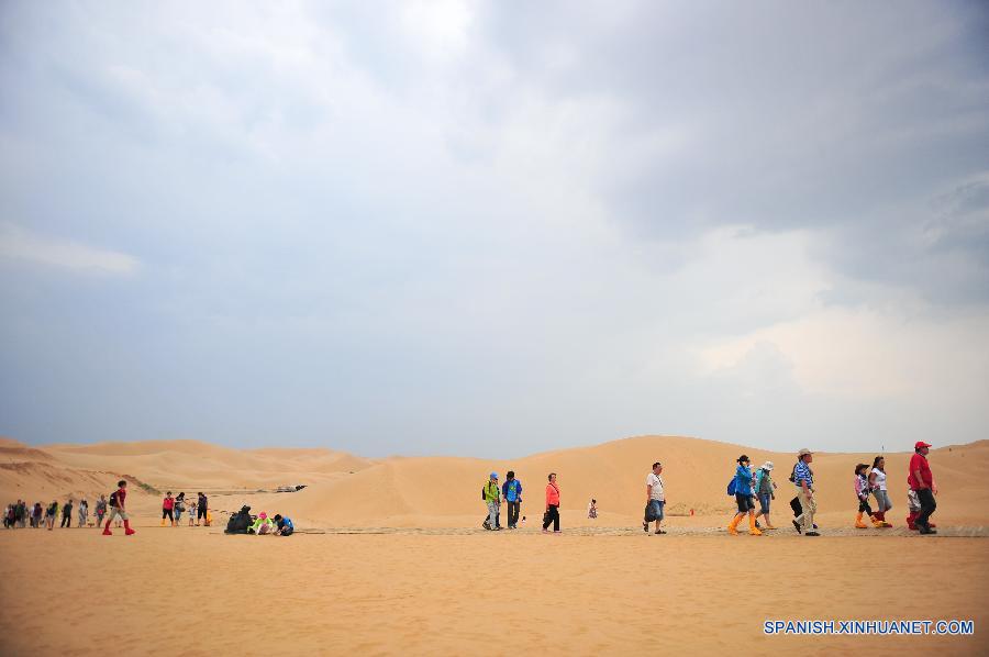 Turistas se divirtieron en el desierto Xiangshawan en Ordos, en la región autónoma de Mongolia Interior, norte de China, el 20 de julio. El área desierta Xiangshawan es uno de los dos AAAAA recursos naturales en la región.