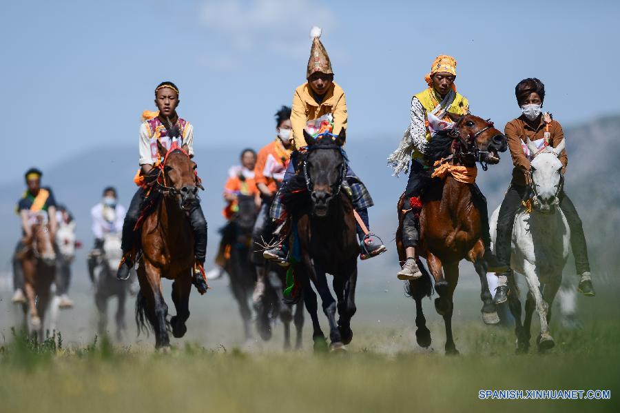 La foto muestra a unos jinetes de etnia tibetana participando en un concurso hípico tradicional que se celebró en la pradera Batang de la ciudad de Yushu de la provincia noroccidental china de Qinghai. 