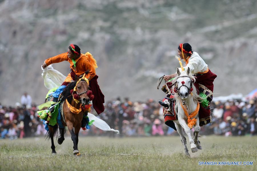 La foto muestra a unos jinetes de etnia tibetana participando en un concurso hípico tradicional que se celebró en la pradera Batang de la ciudad de Yushu de la provincia noroccidental china de Qinghai. 