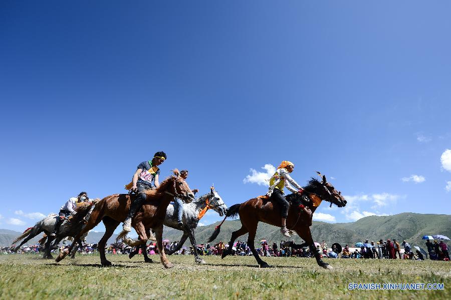 La foto muestra a unos jinetes de etnia tibetana participando en un concurso hípico tradicional que se celebró en la pradera Batang de la ciudad de Yushu de la provincia noroccidental china de Qinghai. 