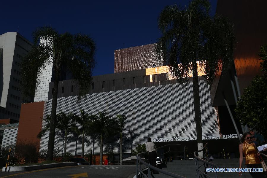 La foto muestra la fachada del Hospital de Albert Einstein donde Joe Jackson, padre del fallecido Michael Jackson se encontraba en una unidad de cuidados intensivos, en Sao Paulo, Brasil, el 27 de julio. De acuerdo con la prensa local, Jackson fue ingresado en el hospital el domingo después de sufrir un derrame cerebral.