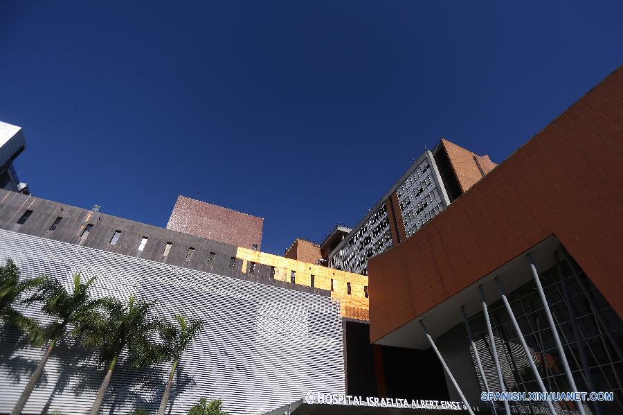 La foto muestra la fachada del Hospital de Albert Einstein donde Joe Jackson, padre del fallecido Michael Jackson se encontraba en una unidad de cuidados intensivos, en Sao Paulo, Brasil, el 27 de julio. De acuerdo con la prensa local, Jackson fue ingresado en el hospital el domingo después de sufrir un derrame cerebral.