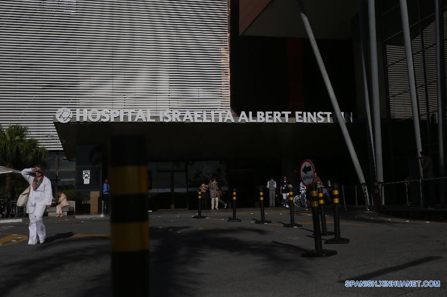 La foto muestra la fachada del Hospital de Albert Einstein donde Joe Jackson, padre del fallecido Michael Jackson se encontraba en una unidad de cuidados intensivos, en Sao Paulo, Brasil, el 27 de julio. De acuerdo con la prensa local, Jackson fue ingresado en el hospital el domingo después de sufrir un derrame cerebral.