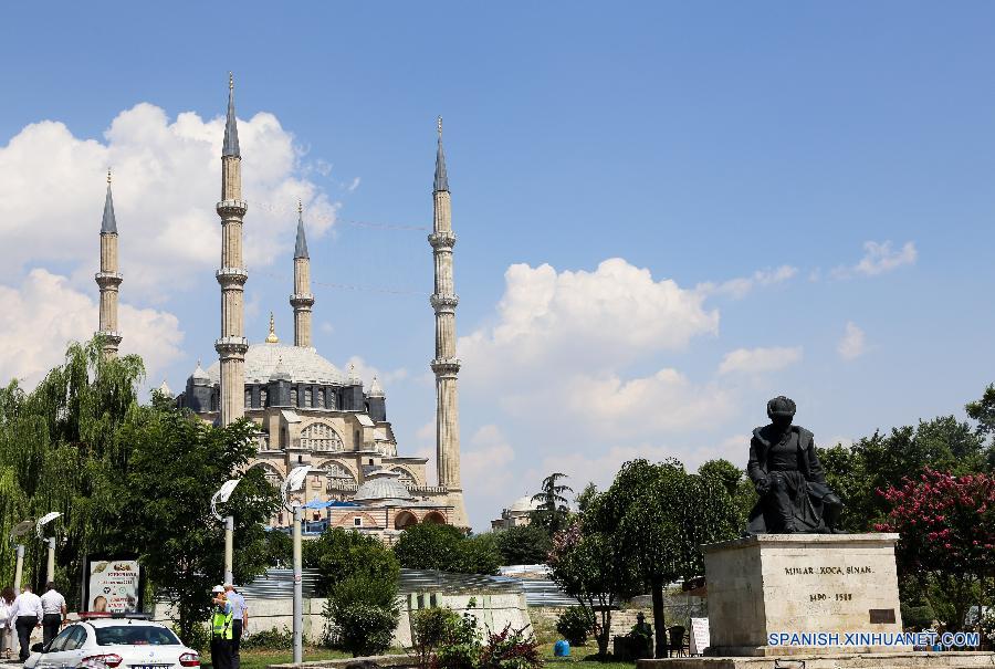 La fotografía tomada el día 25 de julio muestra los detalles dentro de la Mezquita de Selimiye, en Edirne, Turquía. La mezquita fue encargada por el sultán Selim II y construída por el arquitecto Mimar Sinan en el siglo XVI. La mezquita fue considerada como uno de los logros más grandes de la arquitectura islámica. La mezquita y su complejo fueron incluídos en la lista de los patrimonio de la Humanidad en junio de 2011.