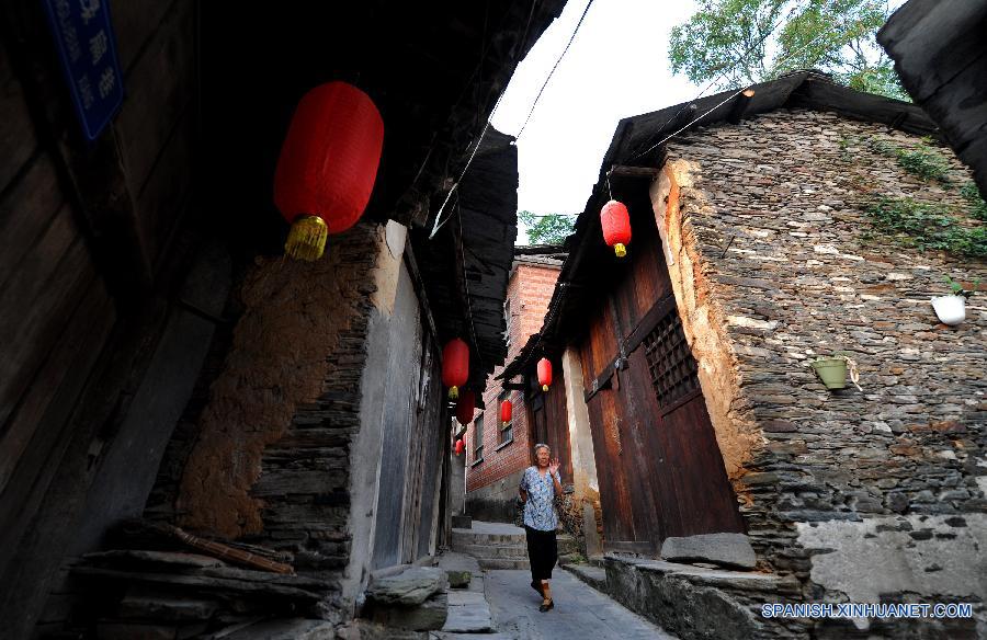 Una mujer paseaba en el pueblo Shuhe, en el condado Xunyang, en la provincia noroccidental china de Shaanxi el pasado 2 de agosto. El antiguo pueblo Shuhe, en el que destacan calles antiguas llenas de tiendas y puestos fue un puerto famoso en la historia marítima china. Visitantes pueden tocar la muralla de piedra de castillos de mil años y disfrutar la belleza de las construcciones antiguas. 