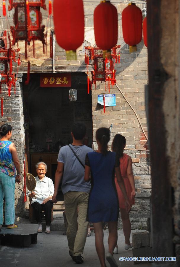 Turistas visitan el pueblo Shuhe, en el condado Xunyang, en la provincia noroccidental china de Shaanxi el pasado 2 de agosto. El antiguo pueblo Shuhe, en el que destacan calles antiguas llenas de tiendas y puestos fue un puerto famoso en la historia marítima china. Visitantes pueden tocar la muralla de piedra de castillos de mil años y disfrutar la belleza de las construcciones antiguas.